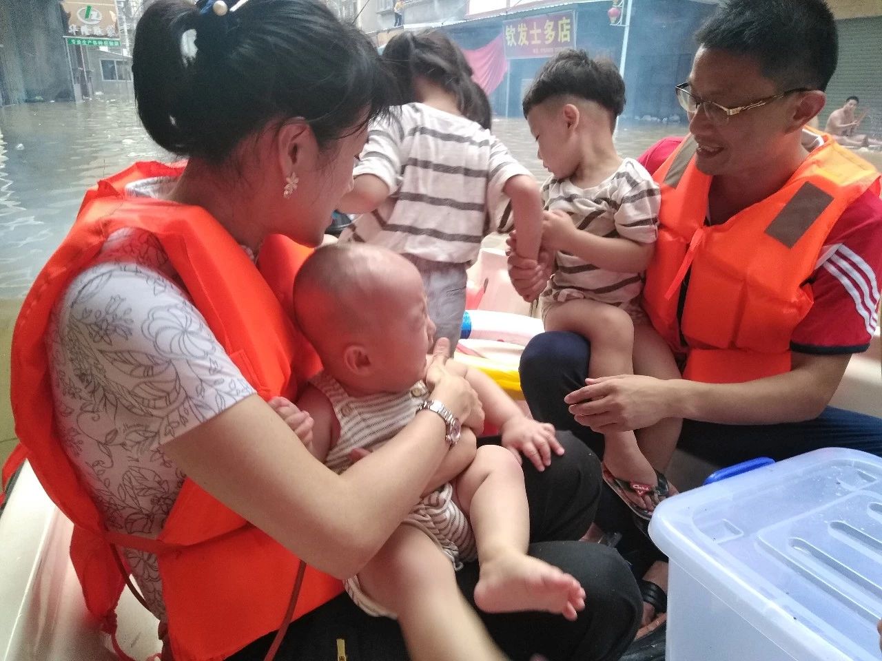 【骏荣学校】暴雨无情，骏荣有爱——骏荣学校向受灾群众及学生提供无私援助